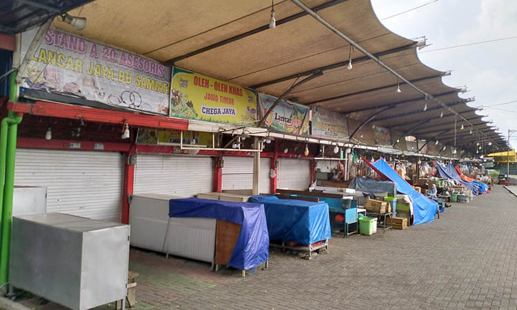TUTUP: Deretan kios pedagang Pasar Wisata Cheng Hoo Pandaan yang memilih tak beroperasi. Hanya segelintir pedagang yang masih buka saat siang hari di bulan Ramadan.