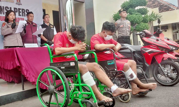 TERTUNDUK: Kedua tersangka, S dan AY hanya bisa duduk di kursi roda, usai dihadiahi timah panas oleh polisi. Keduanya merupakan komplotan pencuri motor.