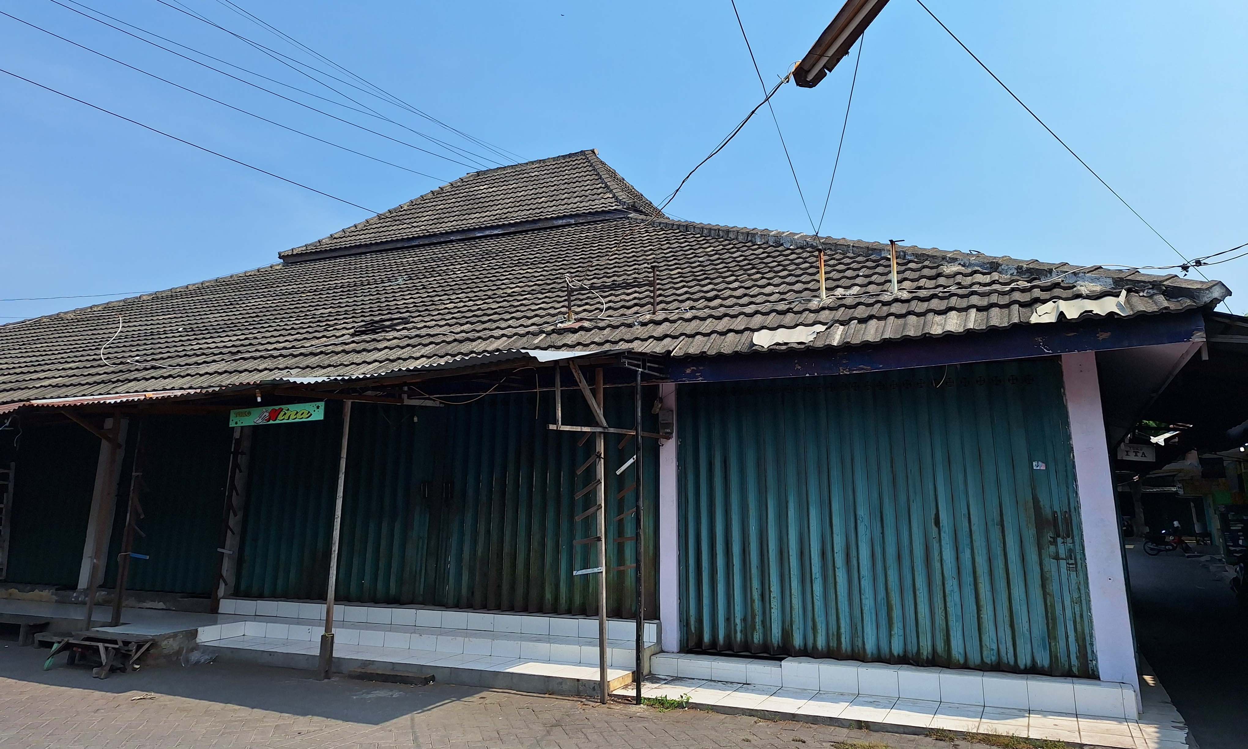SAMAR: Dari luar tidak tampak ada musala di bangunan ini. Namun, di dalam masih tertata rapi sajadah-sajadah yang menjadi tempat ibadah.