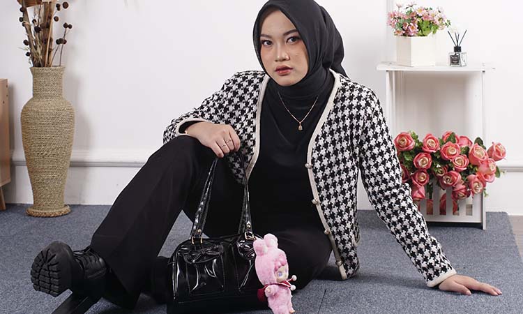 LEBIH MENARIK; Lasa Nur Firdausi memakai dora plus animal bag charm warna pink yang didapatkan dari konsep blind box.