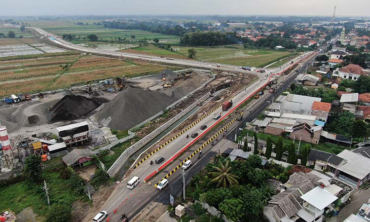 Ruas exit tol Kraksaan dipotret dari udara. Ruas tol Proboewangi II Kraksaan-Paiton saat ini terus dikebut.