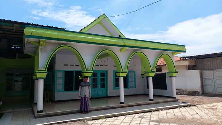 BERSEJARAH: Salah seorang santri berada di depan Musala Kareng Kademangan, yang berada di area Ponpes Roudlotut Tholibin.