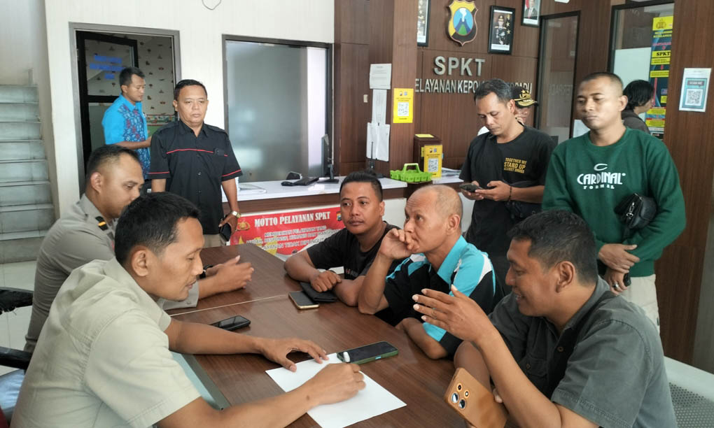 RUGIKAN NAMA BAIK: Ketua PWI Pasuruan Zia Ulhaq (paling kanan), bersama awak media datangi SPKT Polres Pasuruan untuk melapor, Selasa (11/3).