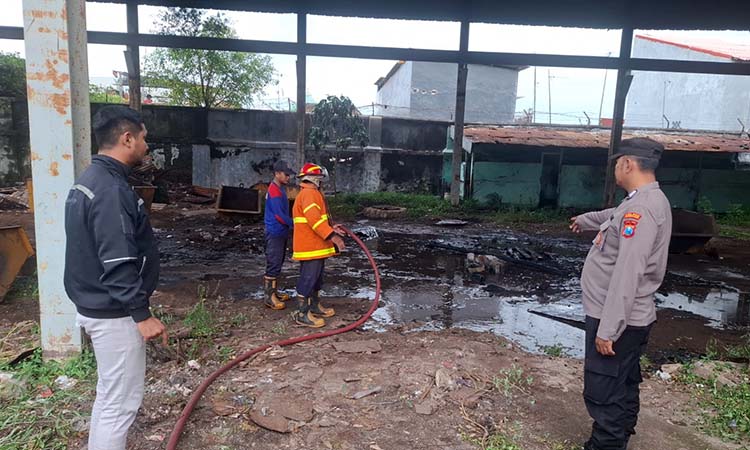 Petugas damkar saat melakukan pembasahan di sisa residu yang terbakar di PT Bromo Steel Indonesia. (Istimewa)
