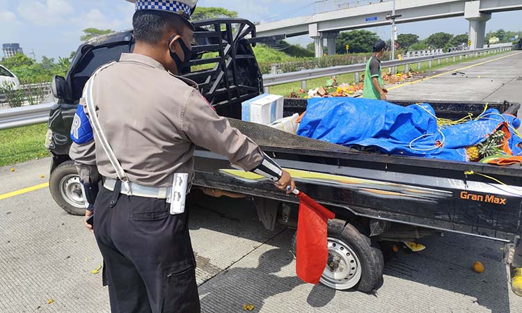 Kondisi pikap usai menabrak guardrail tol Gempol-Pasuruan. Kecelakaan tunggal itu dipicu pikap alami pecah ban. (Istimewa)