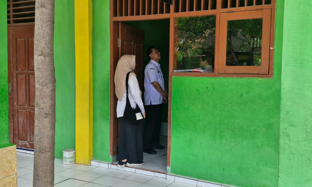 TAHAP AWAL: Survei yang dilakukan Disdikdaya di salah satu bagian gedung ruang SMP di Kabupaten Probolinggo.