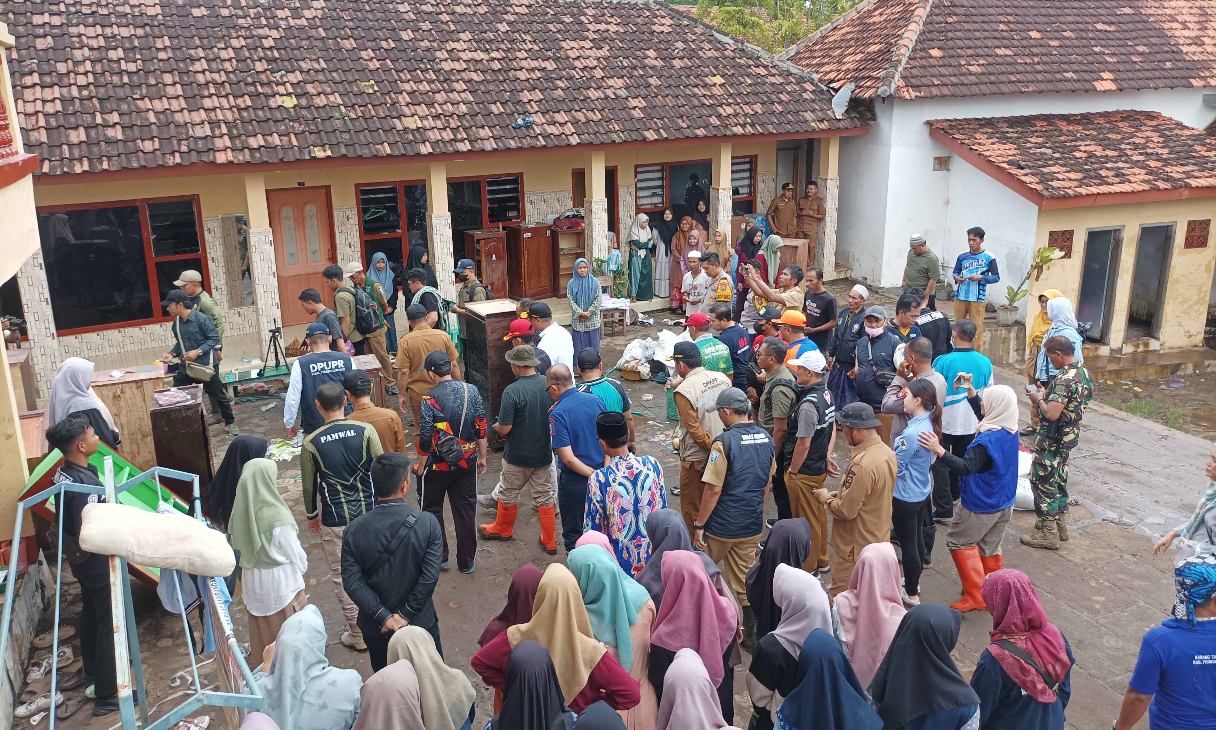 STAND BY: Personel BPBD bersama jajaran pemdes di Pondok Darut Tauhid (Kyai Barongan) Desa Tanjungsari, seusai terjadi bencana banjir.