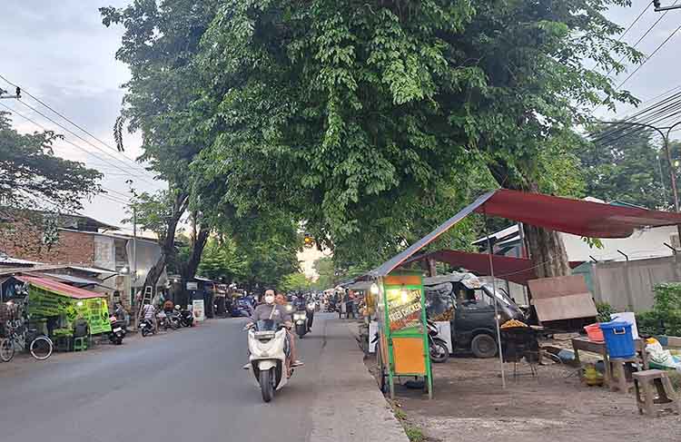 MENGAIS REZEKI: Sejumlah PKL mengais rezeki di sekitar Pasar Bangil, Kabupaten Pasuruan, Rabu (12/3).