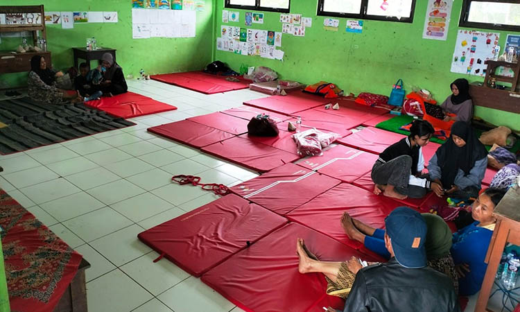 MENGUNGSI: Warga Sempu, Desa Cowek, Kecamatan Purwodadi yang tinggal di pengungsian, SDN Cowek 2 Purwodadi. Mereka dibuat bingung, lantaran harus menunggu kejelasan nasib yang terkatung-katung.