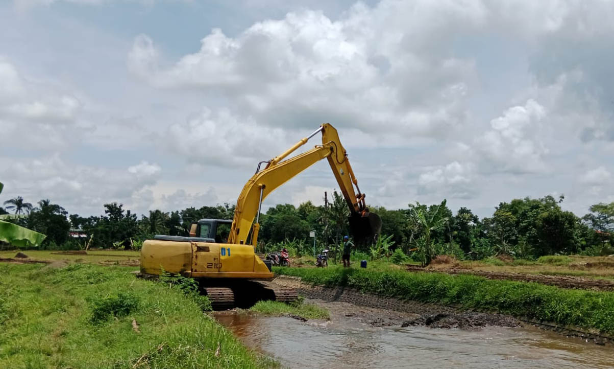 PROSES: Alat berat yang digunakan di saluran primer dan bendung di Bendung Topi, Jurangjeruh, Kecamatan Gading.