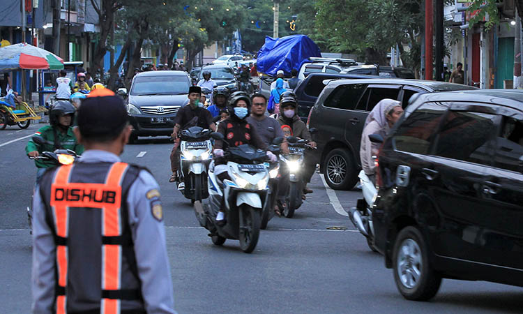 BERJAGA: Petugas Dishub Kota Pasuruan saat bertugas untuk mengarahkan agar pengguna jalan parkir di tempat yang telah disediakan. Sejauh ini, realisasi pungutan parkir di Kota Pasuruan sangat rendah.