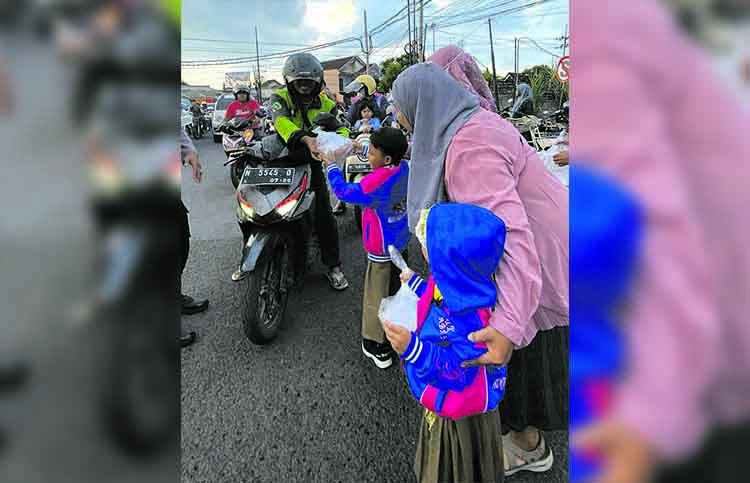 TUMBUHKAN: Berbagi takjil menjadi salah satu cara ABA V Kota Probolinggo dalam menumbuhkan karakter siswa-siswinya.