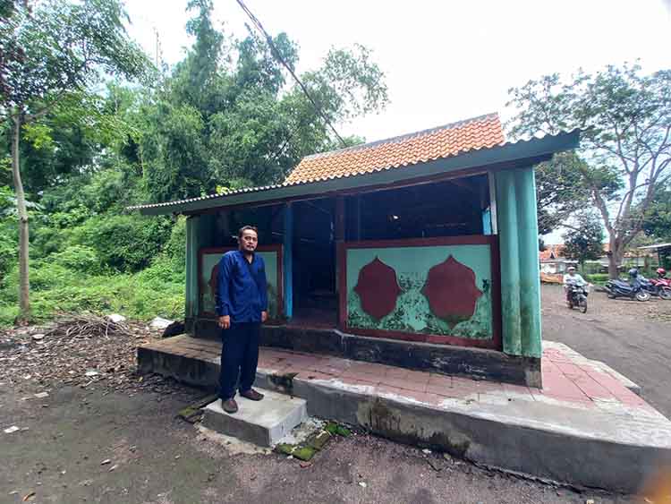 BANGUNAN LAMA: Sekretaris Desa Pondok Wuluh Muhammad Yudi Wahono di Musala Kiai Abdul Karim di Desa Pondok Wuluh, Kecamatan Leces.