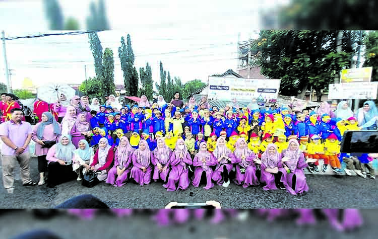 KOMPAK: Usai bagi-bagi 1.000 kotak takjil, seluruh murid, guru, dan paguyuban wali murid ABA V menyempatkan diri berfoto bersama.