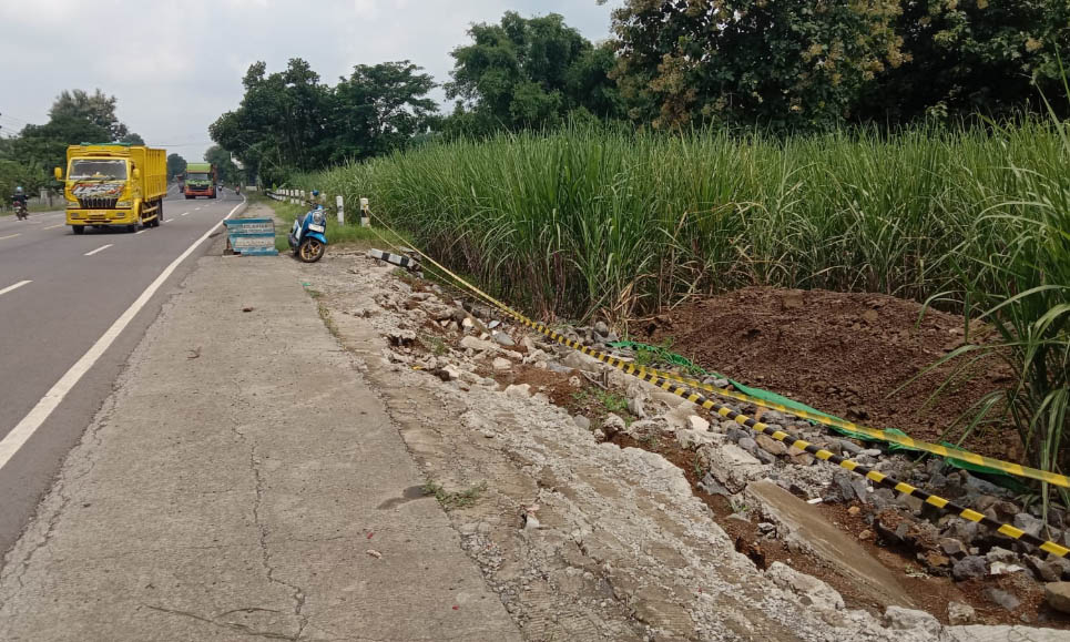 AMBROL: Bahu jalan sepanjang 7 meter di Jalan Raya Lumajang, Desa Banjarsawah, Kecamatan Tegalsiwalan, ambrol akibat truk parkir.