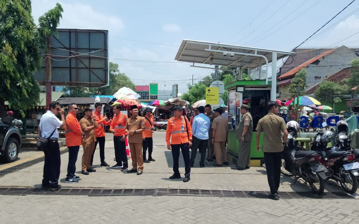 TINJAU: Kedatangan Wali Kota Pasuruan, Adi Wibowo ke Stasiun Pasuruan, Selasa (11/3) lalu, untuk meninjau kawasan setempat. Rencananya, ada penataan ulang kawasan stasiun tersebut