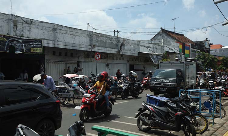 SEMRAWUT: Parkir tepi jalan di barat Pasar Baru, Jalan Cut Nyak Dien kondisinya semrawut. (Zainal Arifin/ Radar Bromo)