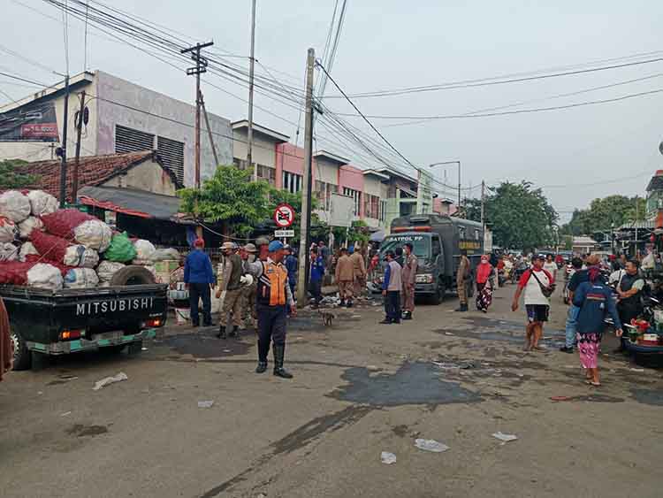 DITERTIBKAN: Puluhan tim gabungan melakukan penertiban pedagang di Pasar Semampir, Kecamatan Kraksaan, Jumat (14/3).
