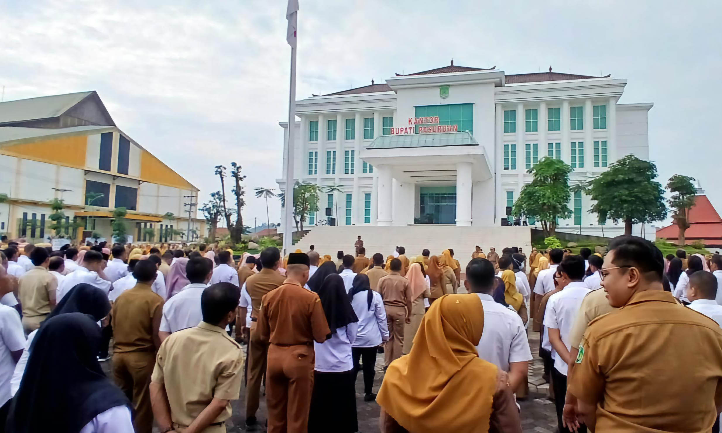 ABDI NEGARA: Sejumlah ASN Pemkab Pasuruan saat apel berama Wabup Pasuruan. Sebanyak 12.782 ASN di pemkabn dijadwalkan akan mendapat THR pekan depan.