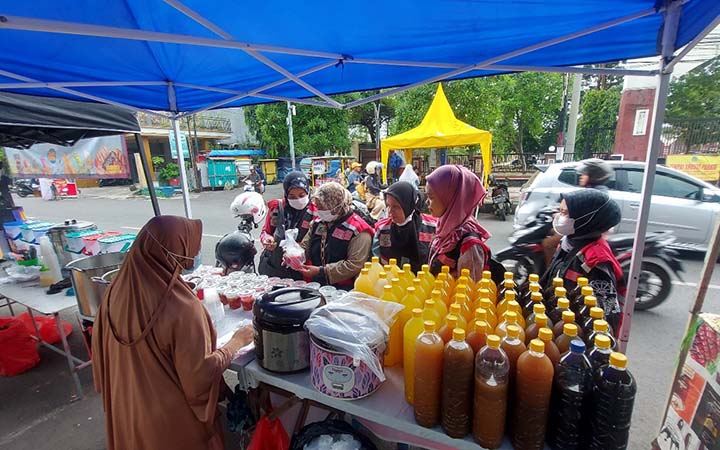 Tim dari Dinas Kesehatan Kota Pasuruan mengambil sampel makanan dan minuman PKL di Jalan Sultan Agung Kota Pasuruan untuk dilakukan uji lab. (Erri Kartika/ Radar Bromo)