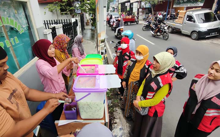 Pengambilan sample mamin di PKL Karya Bakti, selain pengawasan mamin juga dilakukan pembinaan kepada pedagang terkait kebersihan dan keamanaan mamin.