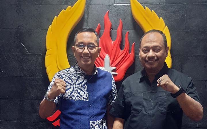 TINGGAL PELANTIKAN: Ketua KONI Kota Probolinggo Zulfikar Imawan (kiri) berpose dengan ketua KONI Jatim M Nabil (kanan).