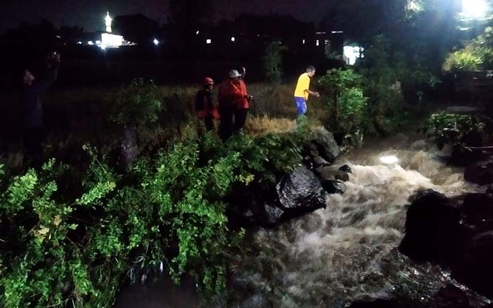 SISIR SUNGAI: Tim SAR dibantu warga, Polsek dan Koramil saat menyusuri sungai untuk mencari keberadaan kakek yang terseret arus. (Pemdes Glagahsari for Radar Bromo)