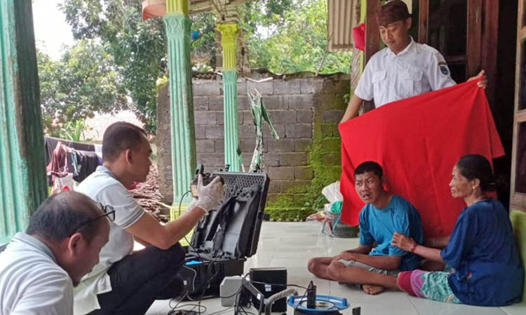 LAYANI: Petugas Dispendukcapil saat memberikan layanan administrasi kependudukan bagi kelompok rentan, di Kecamatan Krejengan. Layanan ini diberikan, untuk memudahkan pengurusan adminduk.