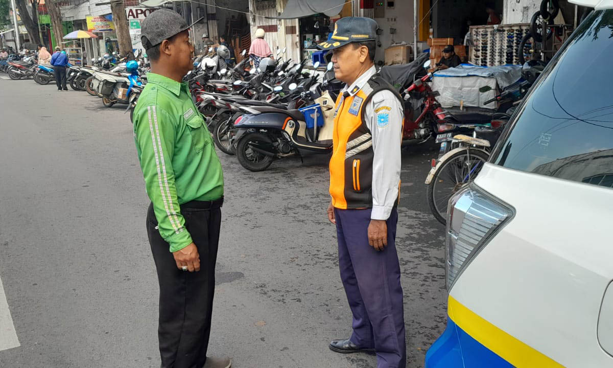 Personel Dishub memberi imbauan ke jukir yang bertugas di pasar Baru Probolinggo.