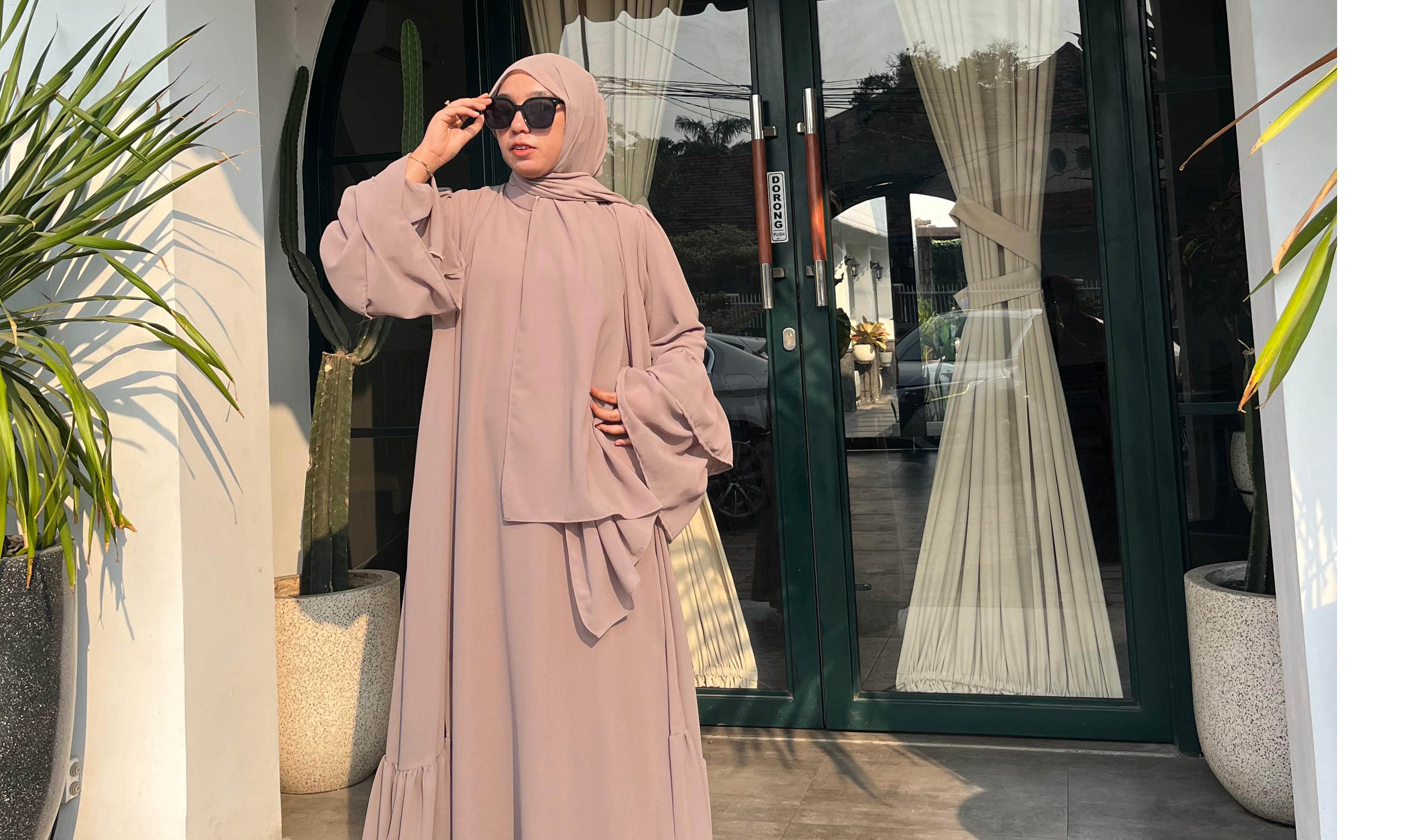 NUANSA ISLAMI: Bella Safira Rahmatika memakai abaya dress warna abu misty polos. Abaya menjadi pilihan untuk outif bukber untuk penampilan menawan teta