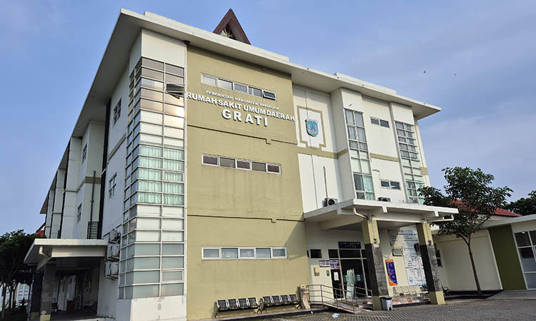 MENTERENG: Salah satu gedung RSUD Grati Kabupaten Pasuruan. Tahun ini, rumah sakit daerah tersebut berencana menambah layanan hemodialisa untuk melayani pasien cuci darah.