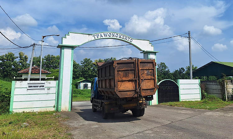 ANGKUT: Sebuah truk pengangkut sampah yang masuk ke TPA Wonokerto, Kecamatan Sukorejo. Tahun ini, target PAD dari sektor persampahan, tak akan naik signifikan dibandingkan target tahun 2024 lalu.