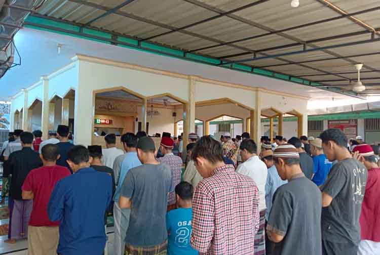 IBADAH: Sejumlah warga binaan di Lapas Kelas IIB Probolinggo melaksanakan salat Tarawih.
