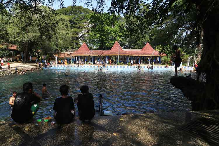 BERWISATA: Sejumlah warga berwisata ke Banyu Biru, Kabupaten Pasuruan, beberapa waktu lalu.