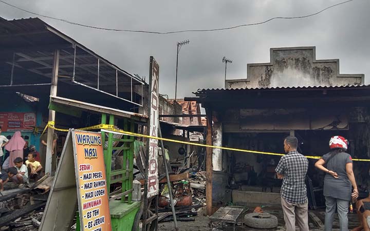 DI-POLICE LINE: Warung milik pasutri Supadmi-Buraten di Triwung Kidul yang hangus terbakar. (Inayah Maharani/ Radar Bromo)