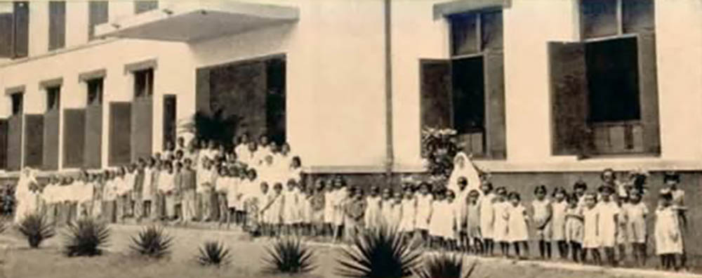 KUNO: Sejumlah siswa dan suster di Zustershuis te Probolinggo, mengabadikan momen kebersamaan dengan foto bersama.