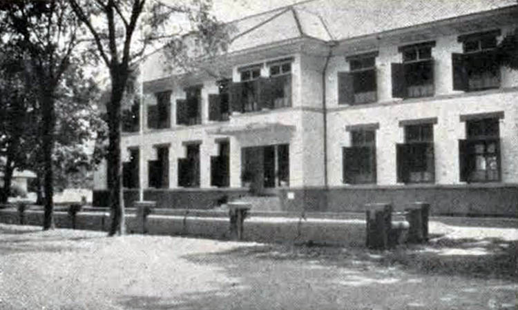 SEJARAH: Bangunan Zustershuis te Probolinggo yang berada di Jalan dr. Mohamad Saleh, Kota Probolinggo, yang tampak dari depan. Bangunan tersebut didirikan pada 1 Agustus 1929 silam.