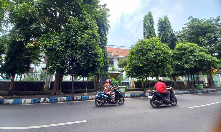KINI: Kondisi Zustershuis te Probolinggo yang kini menjadi Asrama Putri Santo Yoseph, di Jalan dr Mohamad Saleh, Kota Probolinggo. Bangunan tersebut tampak kokoh hingga sekarang.