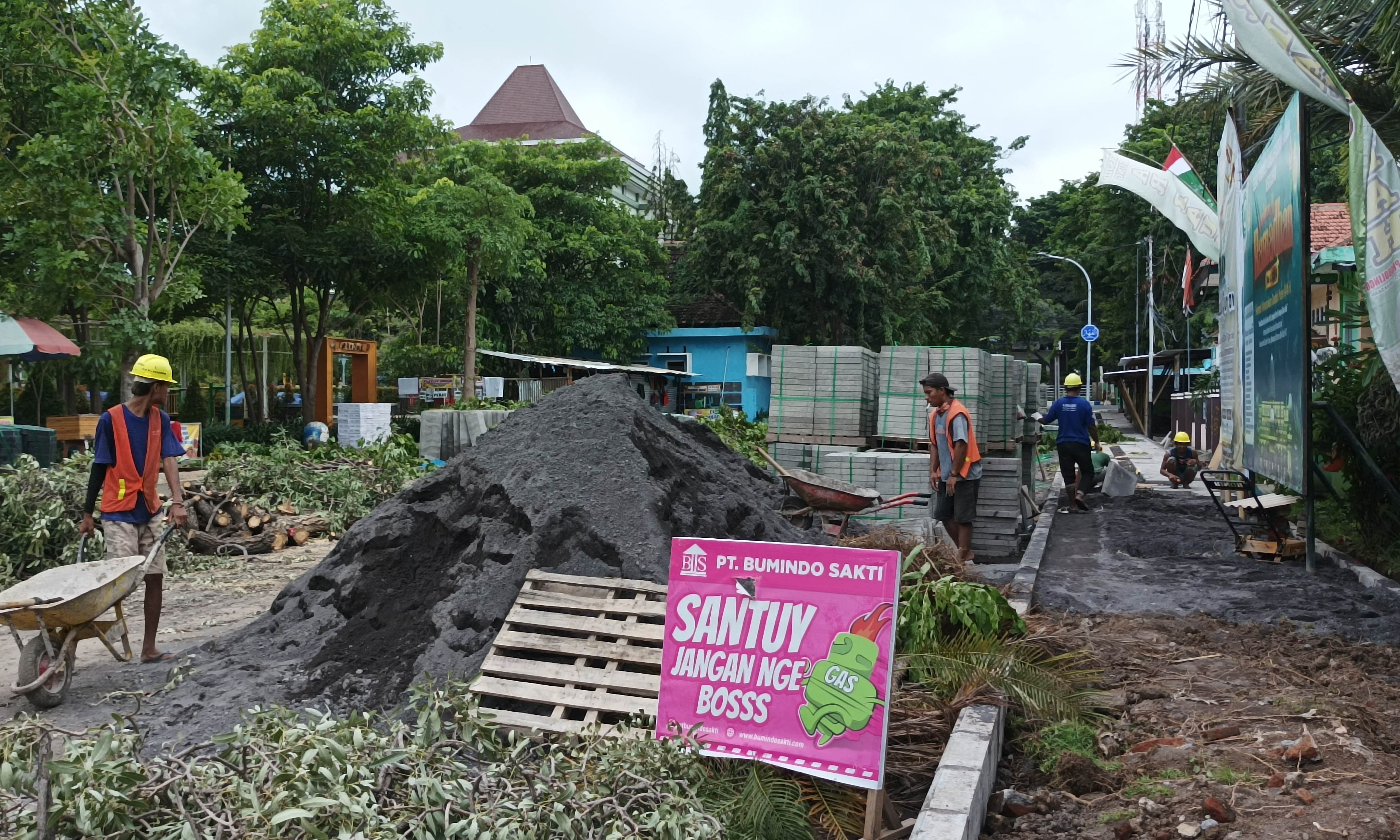 MULAI DIKERJAKAN: Petugas membersihkan&nbsp; area selatan Alun-alun Kraksaan yang menjadi bagian dari proyek perubahan perwajahan.