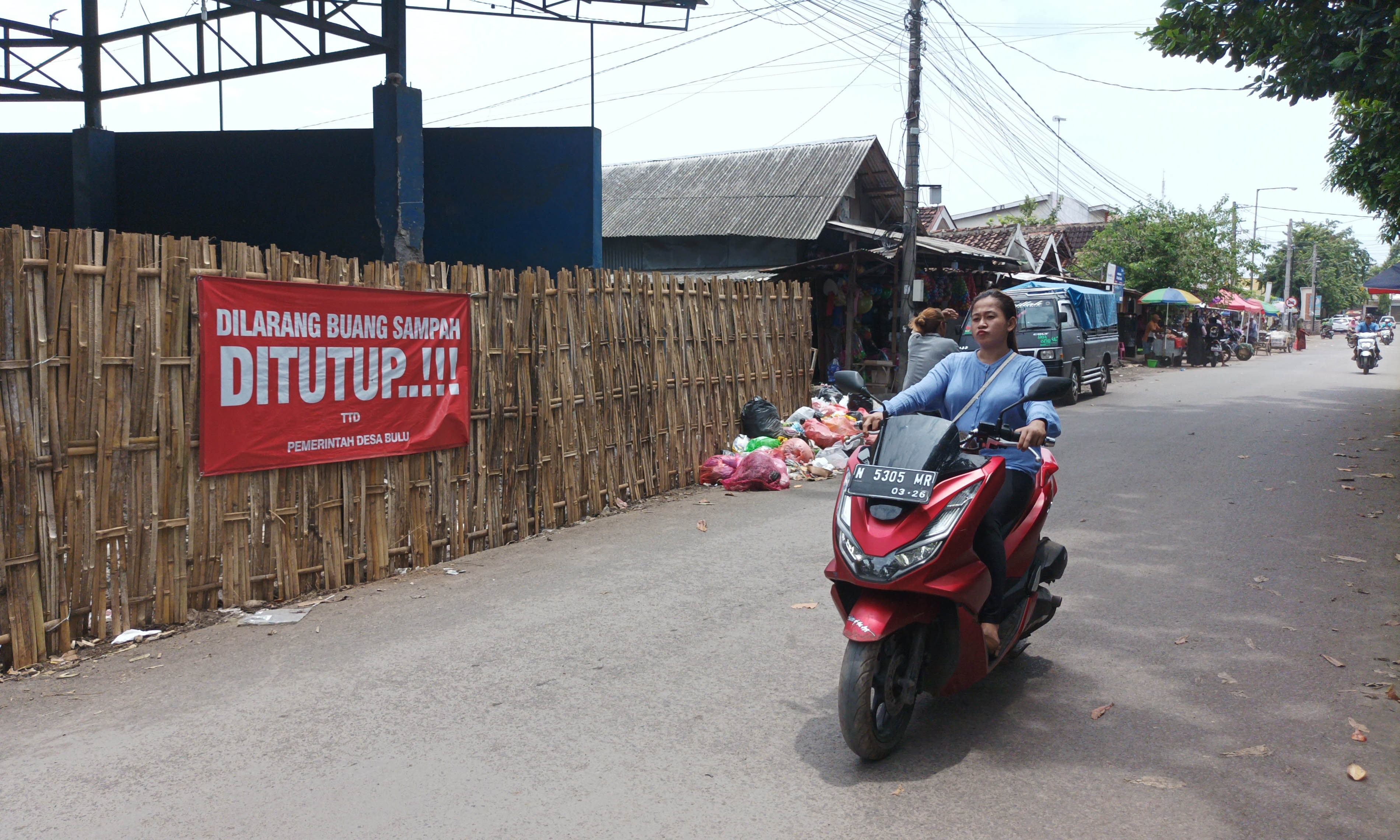 CEGAH PENUMPUKAN: TPS Pasar Semampir tertutup gedek untuk mengantisipasi warga dari luar Semampir membuang sampah di sana.