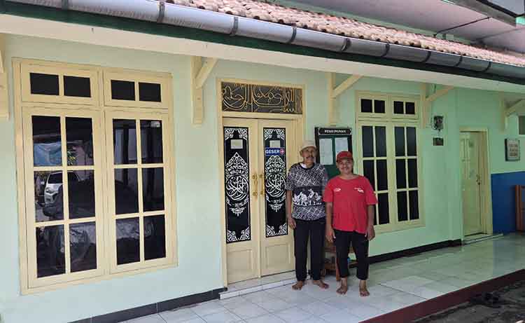 GENERASI PENERUS: Roso Utomo (kiri) bersama Alim di Musala Al Ikhlas.