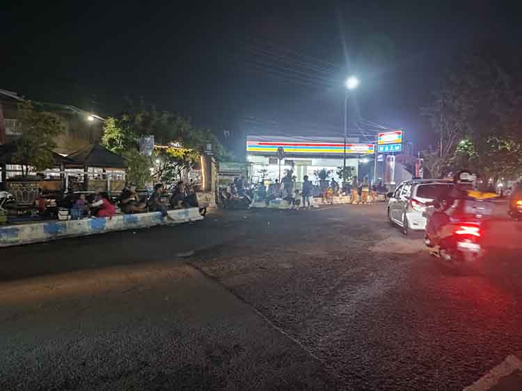 PASTIKAN AMAN: Sejumlah warga beraktivitas di Bundaran Glaser, Kota Probolinggo. Terlihat sejumlah anggota Satpol PP memantau keamanan, Sabtu (15/3) malam.