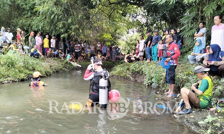 GUNAKAN ALAT SELAM: Tim reaksi cepat saat mencari keberadaan korban di lokasi kejadian. (Rizal Syatori/ Radar Bromo)