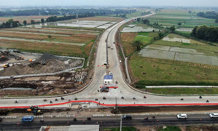 SIAP DIBUKA: Kawasan exit tol Paiton saat dipotret dari udara. Selama arus mudik dan balik lebaran, ruas tol Probowangi paket II (Kraksaan-Paiton) bakal dibuka fungsional. (PT PJB Tol Probowangi)