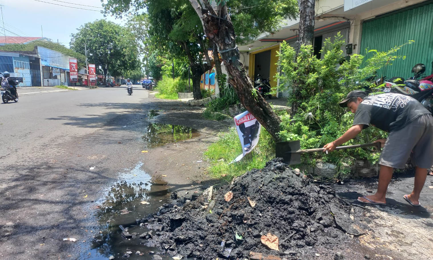NORMALISASI: Salah seorang pekerja membersihkan sedimentasi hasil normalisasi drainase di Jalan Ikan Hiu, Kelurahan/Kecamatan Mayangan, Kota Probolinggo, Senin (17