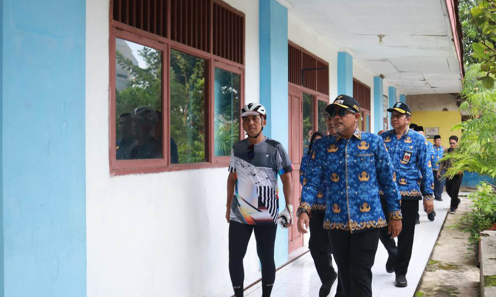 KE LOKASI: Bupati Probolinggo Mohammad Haris bersama jajarannya meninjau area sekolah SDN 2 Pajarakan Kulon.