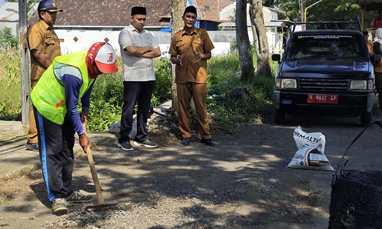 MASIH PUNYA PR: Bupati Pasuruan Rusdi Sutejo (dua dari kanan) saat menggelar sidak perbaikan jalan kabupaten beberapa waktu lalu. Pemkab Pasuruan masih punya PR perbaikan jalan rusak.