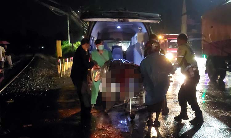NAHAS: Petugas saat mengevakuasi jenazah korban.