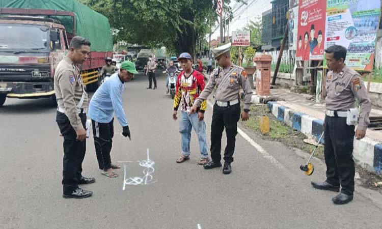 Petugas Satlantas saat melakukan olah TKP di Bangil, Pasuruan. (17/3).