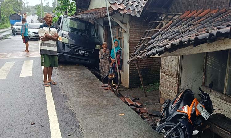 HILANG KENDALI: Kondisi motor Honda Beat yang menabrak teras rumah warga usai diseruduk pikap.